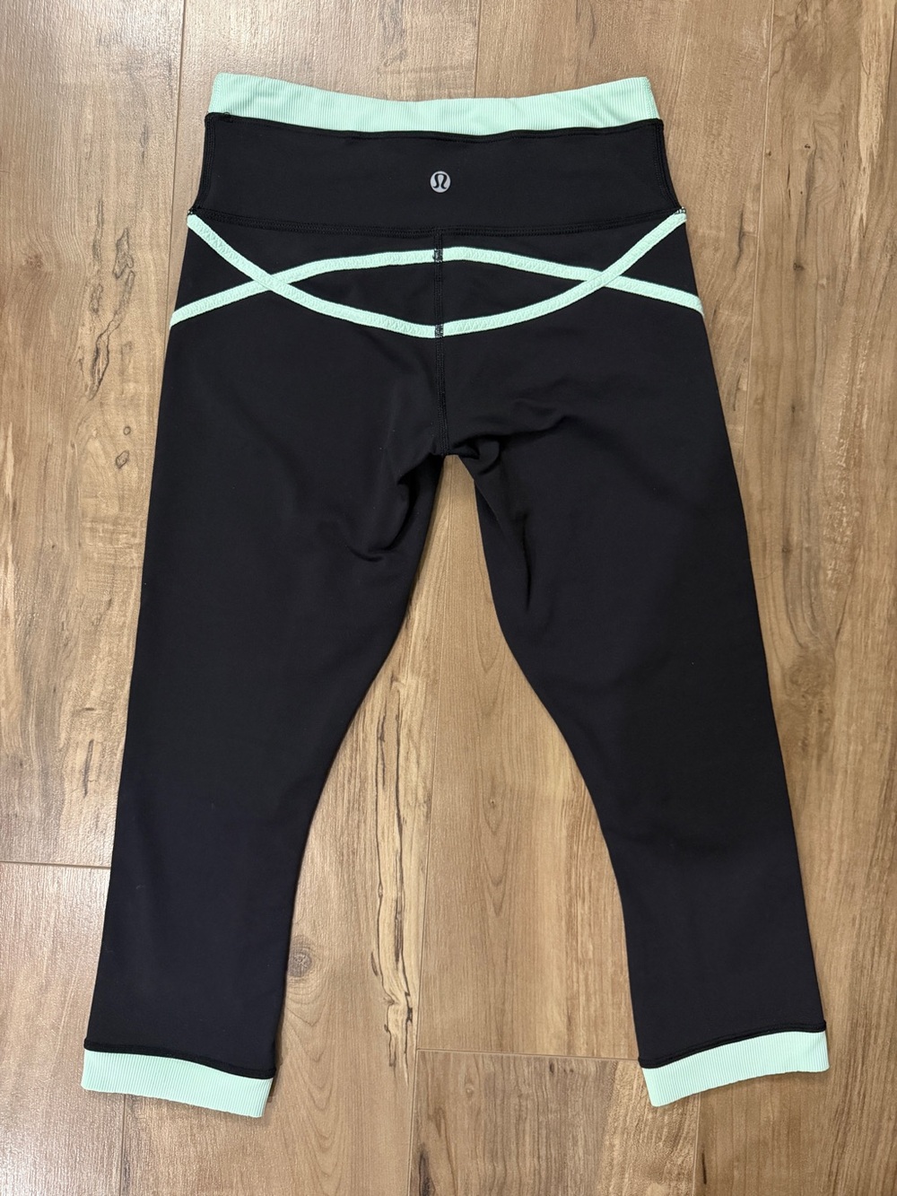 Y2K Lululemon Black Capri Leggings with Mint blue Trim - size 4